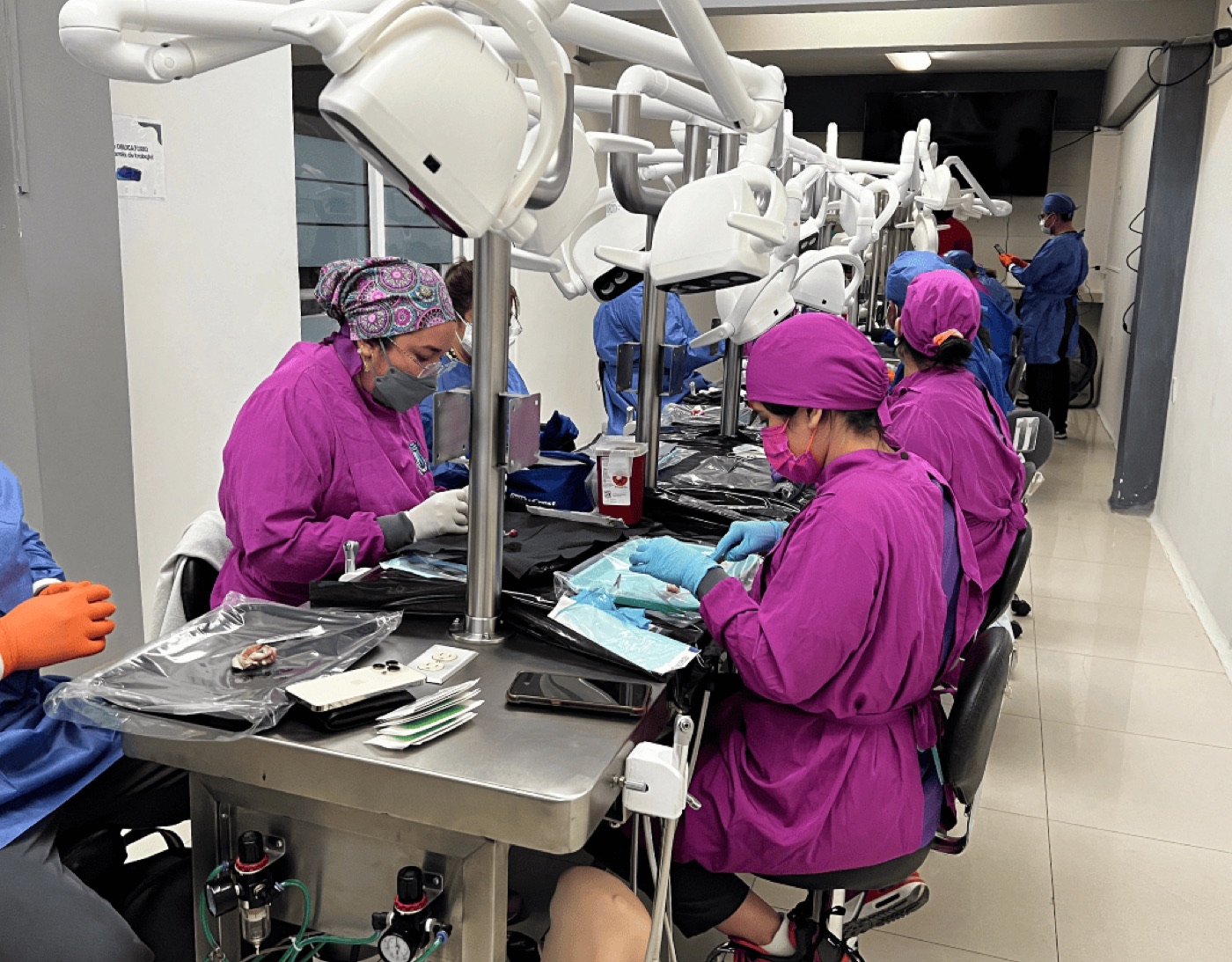 Alumnas de Ceyesov practicando en el laboratorio de la universidad